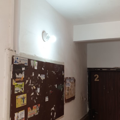 מנורה דולקת על קיר ליד דלת כניסה