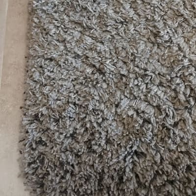 שטיח אפור על רצפה בהירה