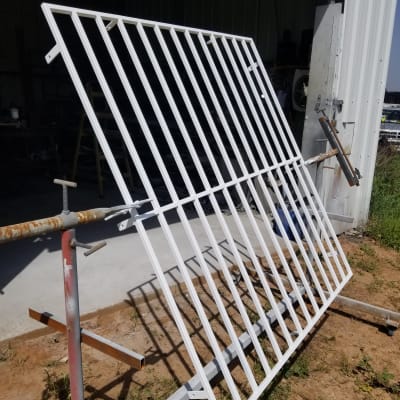 מסגרת מתכת לבנה על מתקן חיצוני