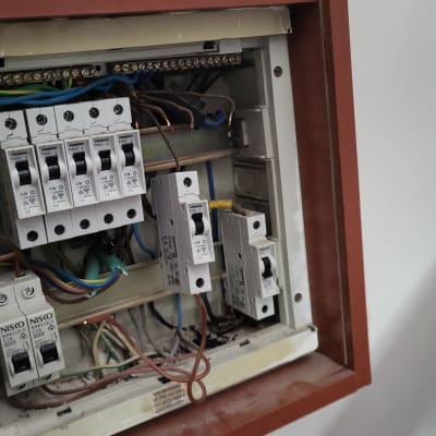 לוח חשמל עם מפסקים וחוטי חשמל צבעוניים