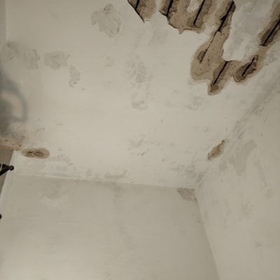 תקרה מתקלפת עם סדקים וכתמים