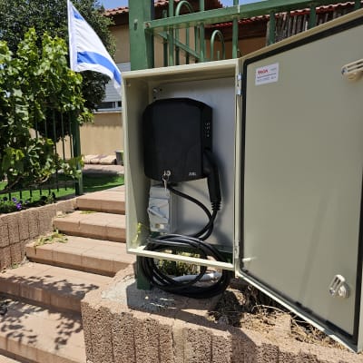 עמדת טעינה לרכב חשמלי עם כבל טעינה
