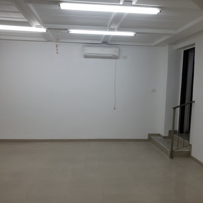 קירות ותקרה צבועים בלבן עם תאורה פלורסנטית