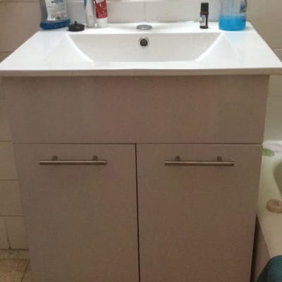 כיור עם ברז כרום ומוצרי ניקוי