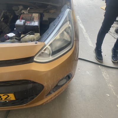 חזית רכב עם מכסה מנוע פתוח, מצבר גלוי