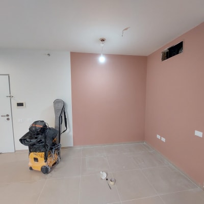 קיר צבוע, חור בקיר, כלי עבודה על הרצפה