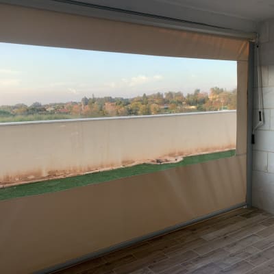 סוכך חיצוני עם חלון שקוף במרפסת