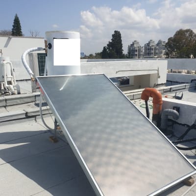 דוד שמש עם קולטן על גג שטוח