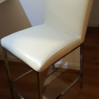 כיסא מרופד בלבן עם רגלי מתכת