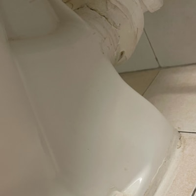 חיבור צינור לבן עם איטום סביבו