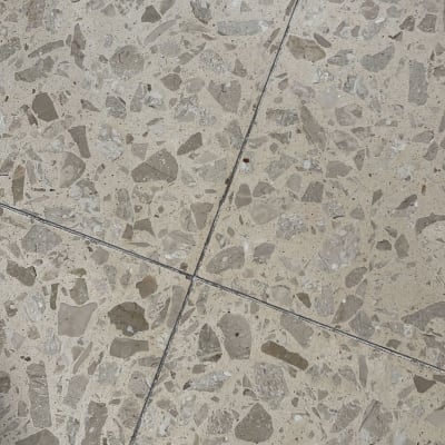 רצפת טרצו עם לכלוך קל בין האריחים