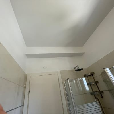 מקלחון עם דלתות זכוכית ואטימה סביב המקלחת