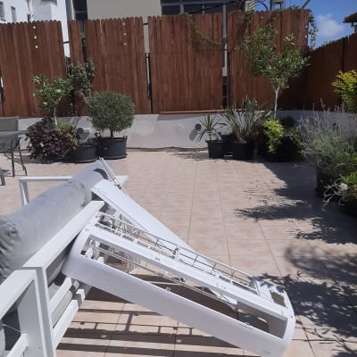 חלקי מזגן מפורקים מונחים על ספסל בחוץ