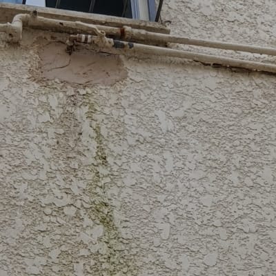 צינורות מים חיצוניים על קיר בניין