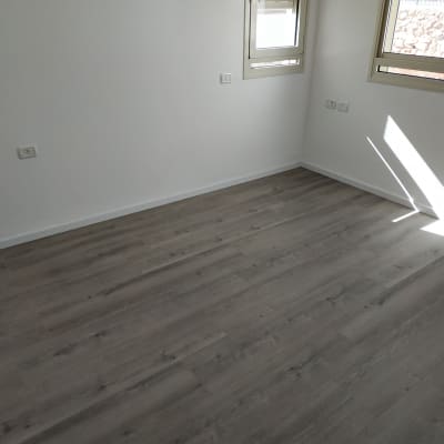 רצפת פרקט עץ כהה בחדר מואר