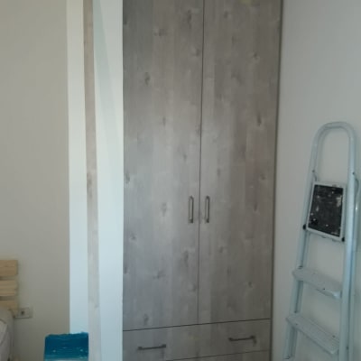 ארון עץ עם ידיות מתכת וסולם בצד