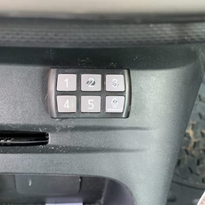 לוח מקשים עם מספרים ולוגו רנו ברכב