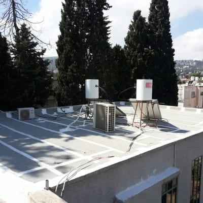 גג אטום עם חומרי איטום לבנים בין לוחות