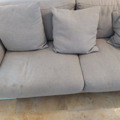 ספה אפורה עם כתמים על המושב