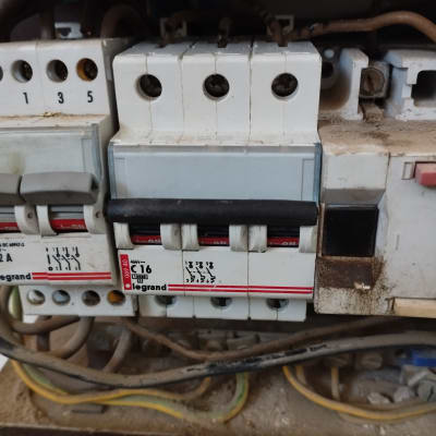 לוח חשמל עם מפסקים וחוטים חשמליים