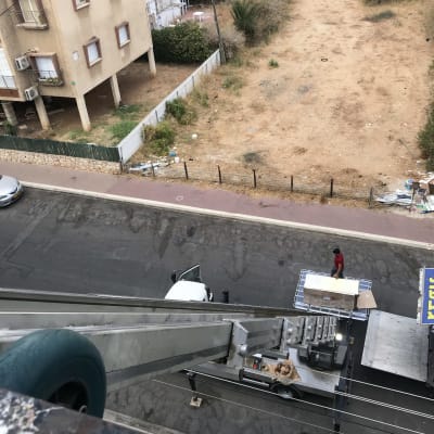 מנוף מעביר חפצים לרכב ברחוב