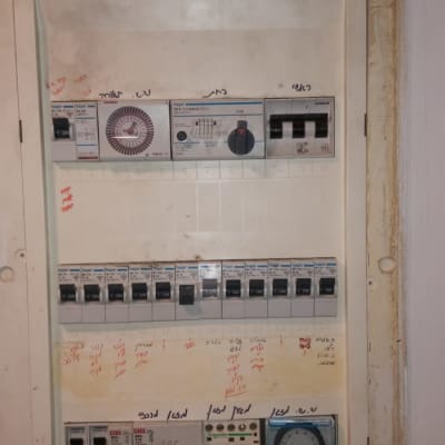 לוח חשמל עם מפסקים ומתגים שונים