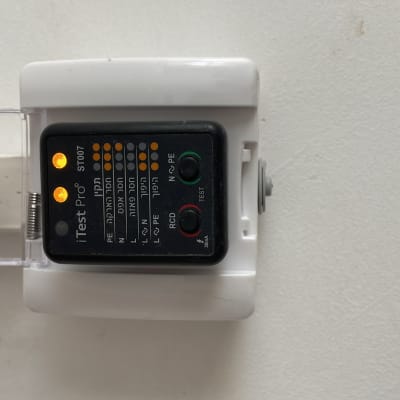 בודק שקעים חשמלי עם נורות חיווי דולקות