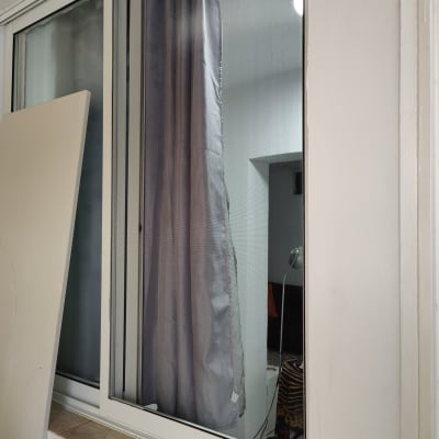 חלון אלומיניום עם וילון אפור