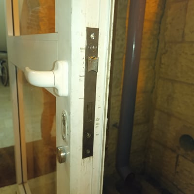 מנעול דלת מתכת עם ידית לבנה