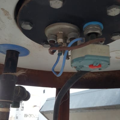 חיבורים חשמליים על דוד שמש עם חוטים וכבלים