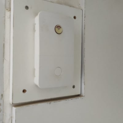 מתג חשמלי עם חיווי אלחוטי על קיר לבן