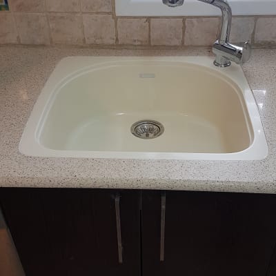 כיור עם משטח שיש בהיר וברז מתכת מבריק