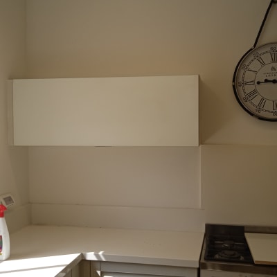 ארון מטבח לבן עם משטח עבודה