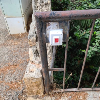 מתג חשמלי מותקן על מעקה מתכת חלוד