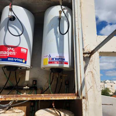 דודי שמש עם צינורות וחיבורים על גג