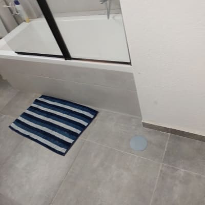 אמבטיה עם דלת זכוכית, רצפת אריחים חדשה