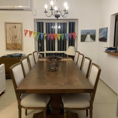 שולחן עץ עם כיסאות מרופדים בלבן