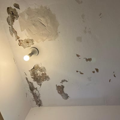 תיקוני טיח וצבע על תקרה מתקלפת