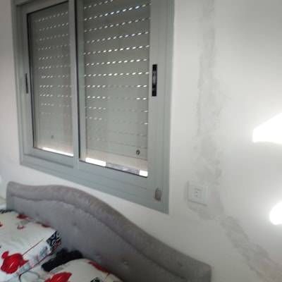 שקע חשמל על קיר ליד חלון