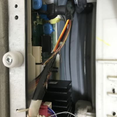 חוטים צבעוניים מחוברים ללוח חשמלי עם רכיבים