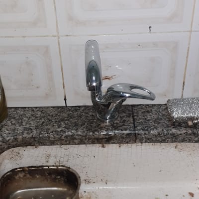 ברז מטבח עם כיור מלוכלך וקרש חיתוך