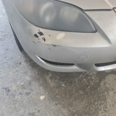 פגוש רכב עם שריטות ופגמים בצבע