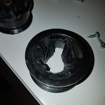 שני גלגלות פלסטיק עם ברגים על שולחן לבן