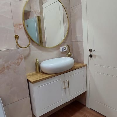 חדר אמבטיה עם כיור עגול ומראה עגולה