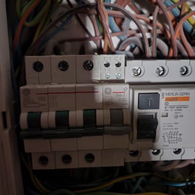 לוח חשמל עם חוטים ומפסקים