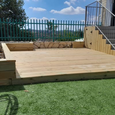 דק עץ בגינה עם מדרגות מעץ ודשא סינתטי