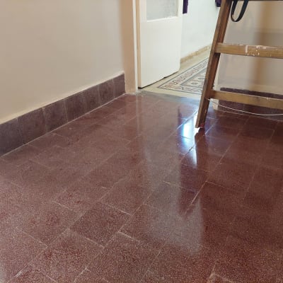 רצפה נקייה ומבריקה עם סולם עץ