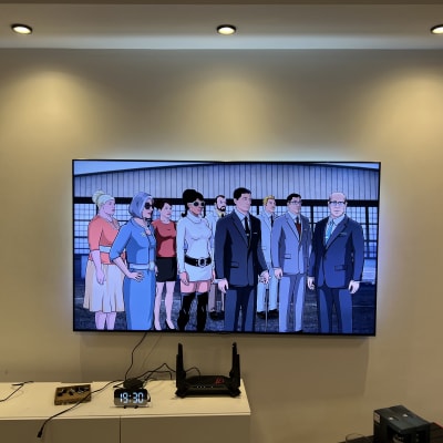 מסך טלוויזיה עם דמויות מצוירות בחליפות