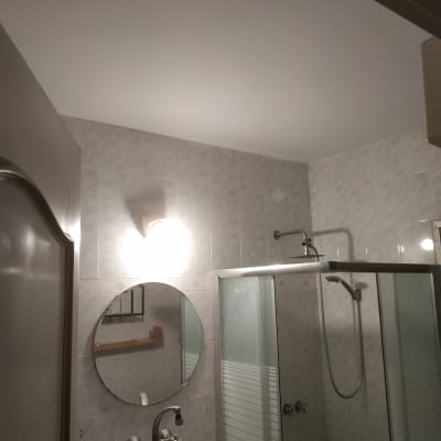 תקרה צבועה בלבן בחדר אמבטיה עם תאורה