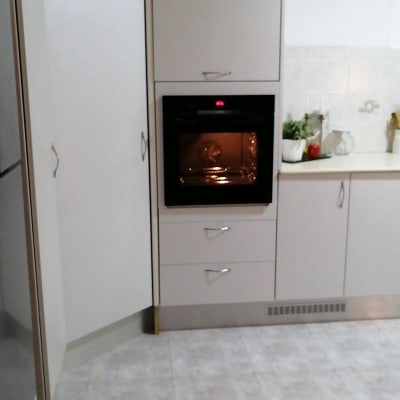 תנור אפייה מובנה במטבח מודרני עם ארונות לבנים